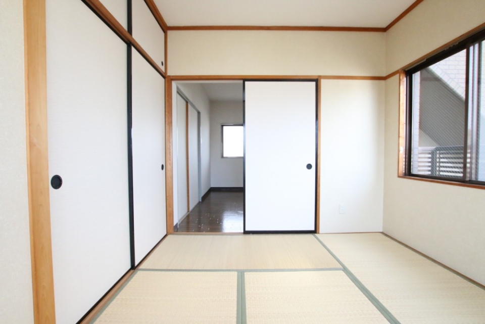 和室と洋室はふすまで隔てている。