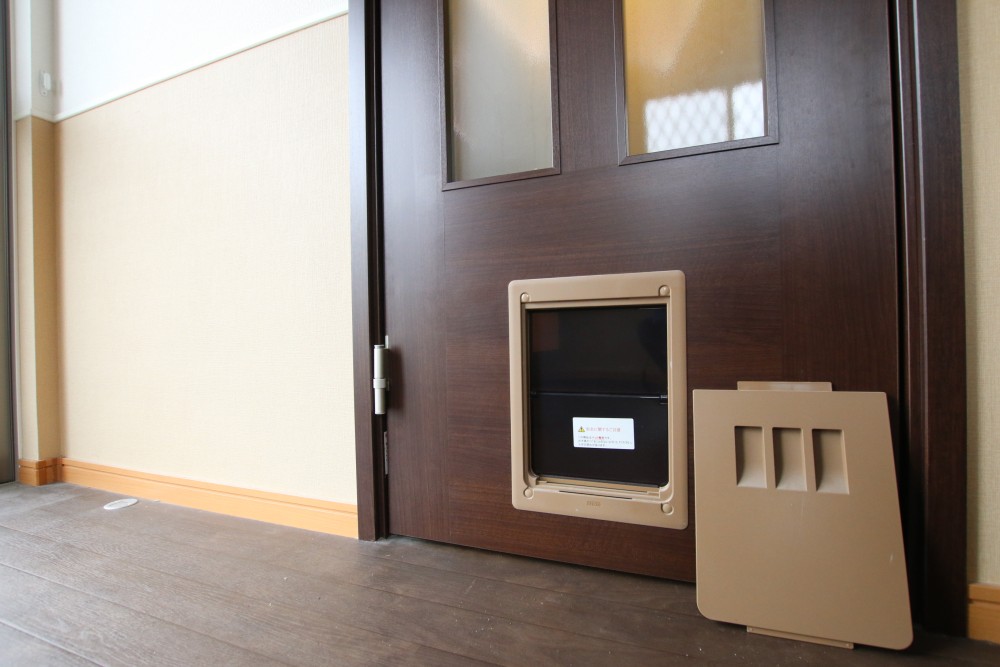 玄関とリビングを繋ぐドアにペット用の小窓を装備。