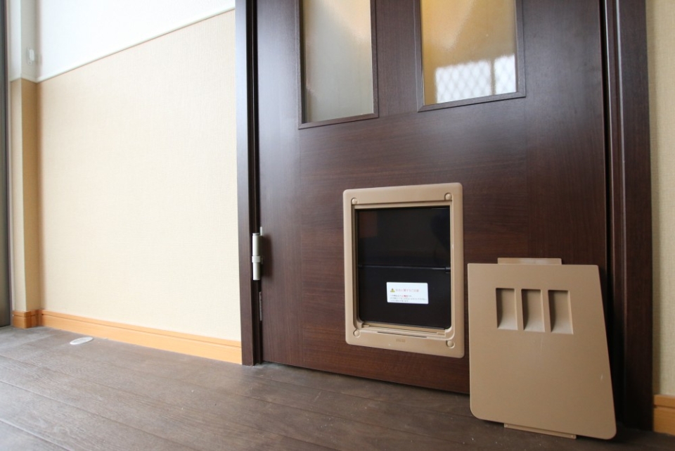 玄関とリビングを繋ぐドアにペット用の小窓を装備。