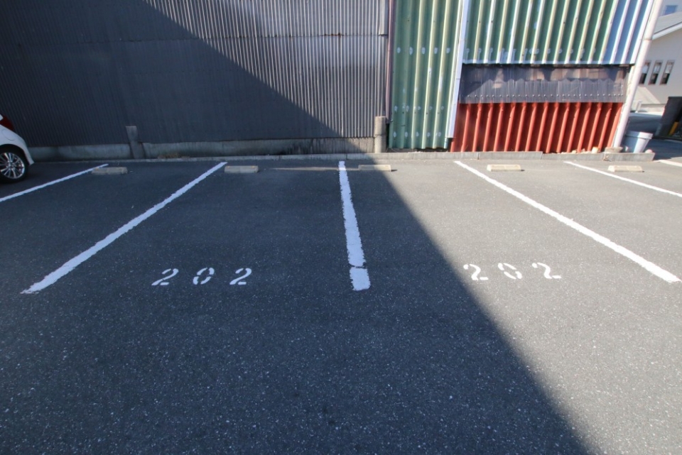 駐車場は１部屋につき２台まで入庫可能。