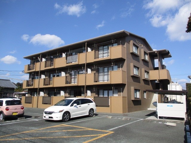 外観。目の前に駐車場があります。