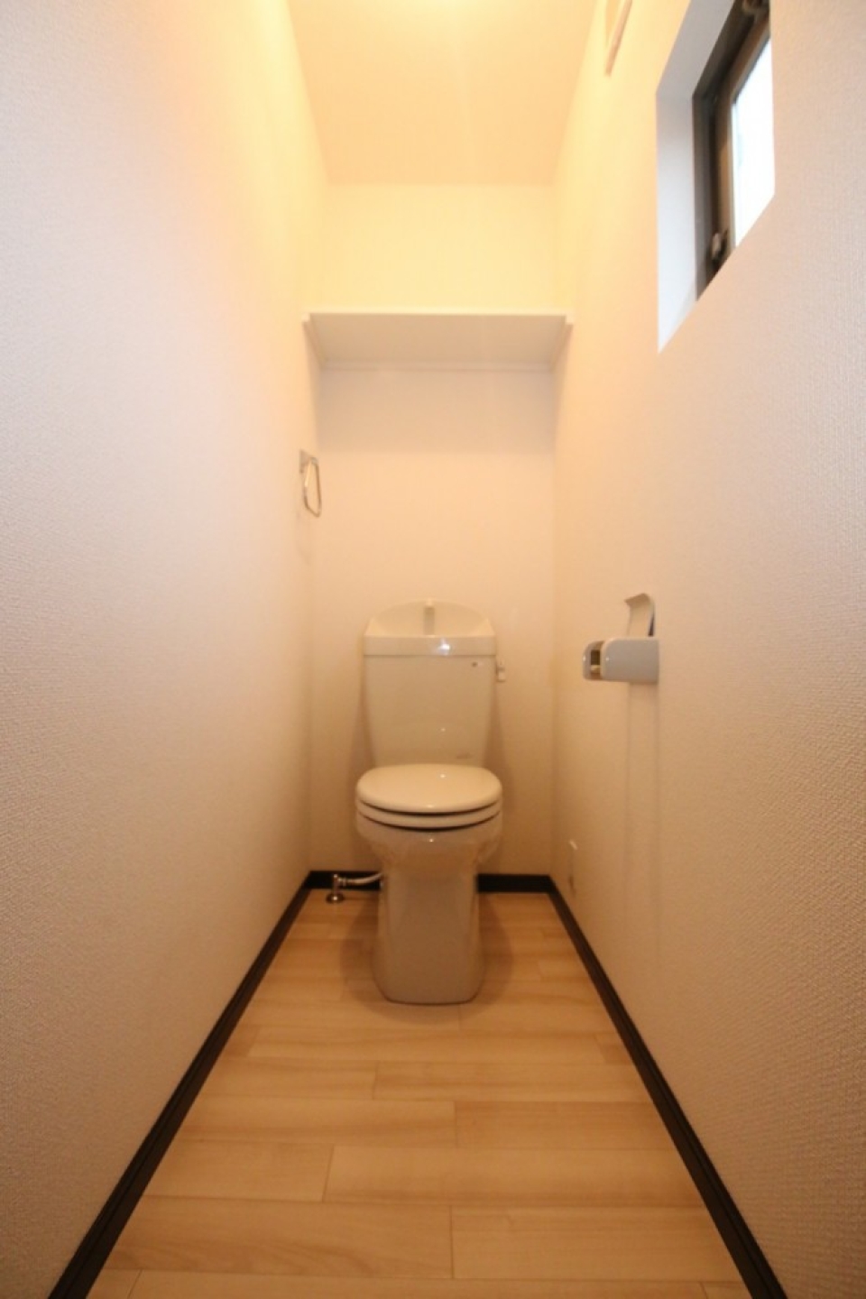 便器の前のスペースが広いトイレ。