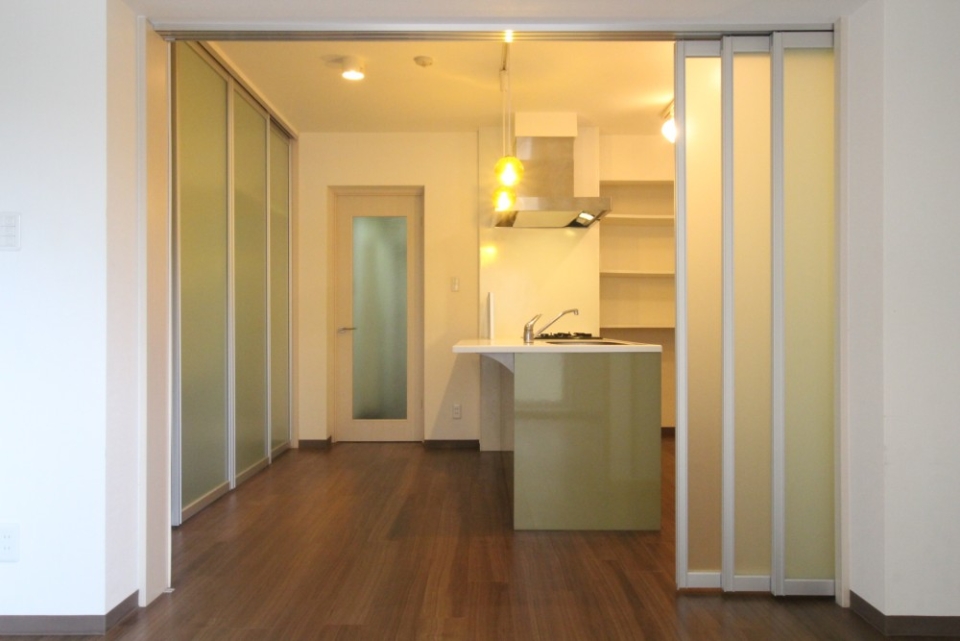 キッチン空間と居室を仕切る3枚引き戸。