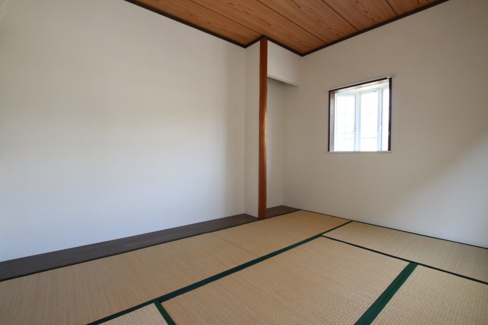 こちらは６帖+大きな床の間がある和室。