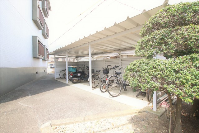 自転車置き場はしっかりと屋根有です