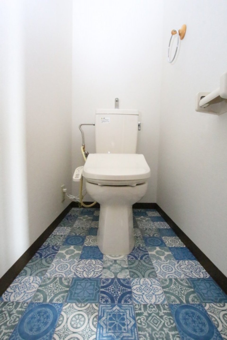 トイレ内の床はド派手デザイン。