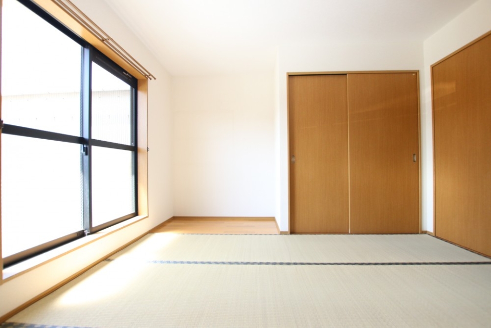 和室は南側なのでポカポカしています。床の間が広い。