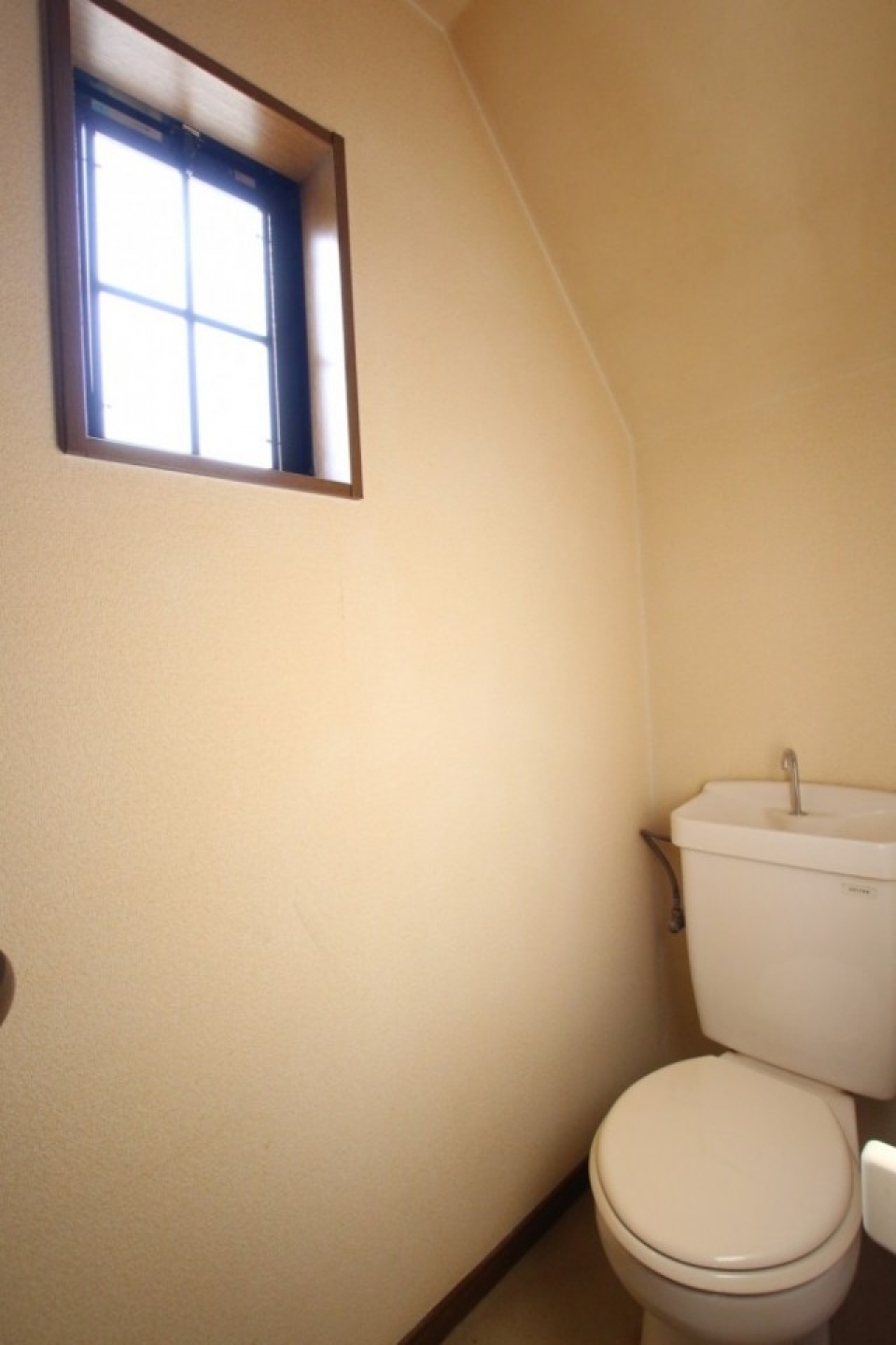 トイレの採光窓も格子状。