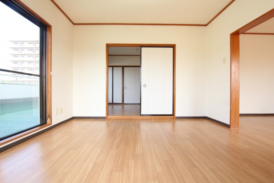 奥の部屋は元和室。段差に注意。