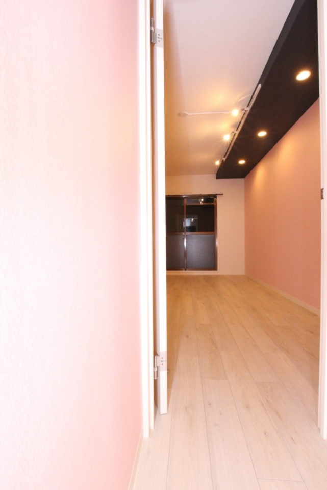 廊下の壁は、室内と同じPINK色。
