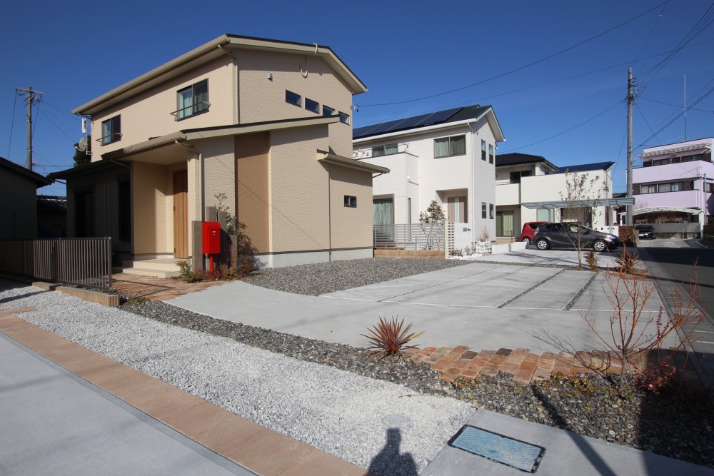 分譲住宅地に建てられた戸建住宅。