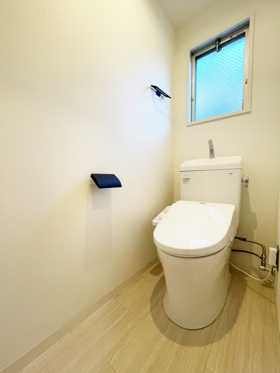 トイレは換気窓付きが嬉しい。ホルダーが黒でまとめられています