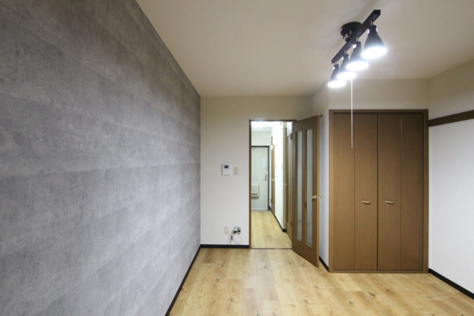 コンクリート調の壁紙を使用したお部屋。