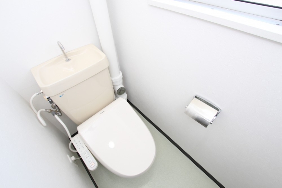 心なしかトイレの配管が目についてしまう。