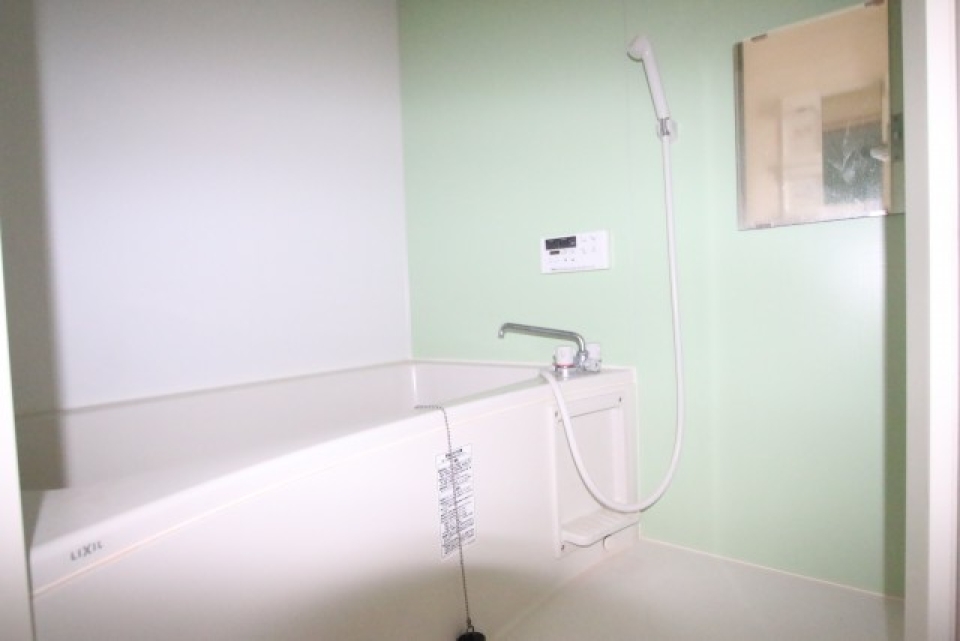 お風呂、壁がパステルグリーンなのですね。