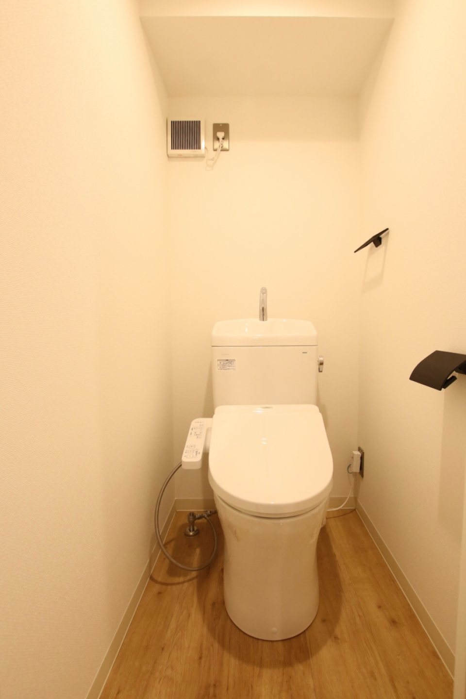 トイレは洗面所内にあります