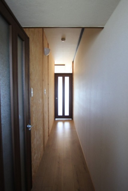 廊下は扉の数の割に長め。