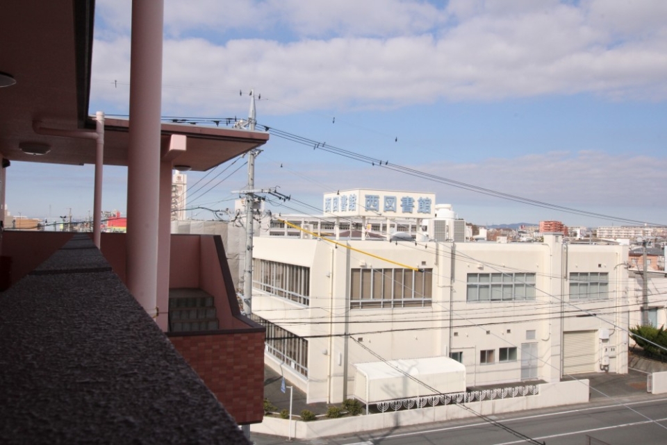 道を挟んで反対側が浜松市立 西図書館。近い