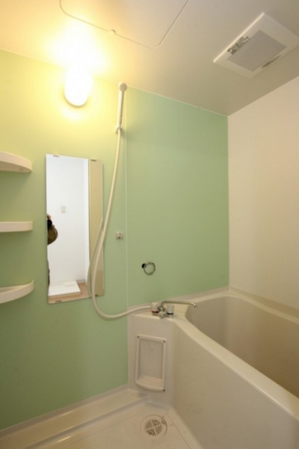 お風呂の壁は可愛いミントグリーン