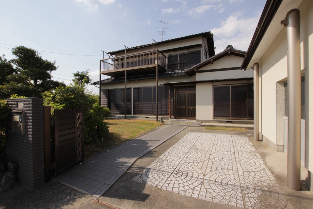 大きな庭・物置小屋が目印。