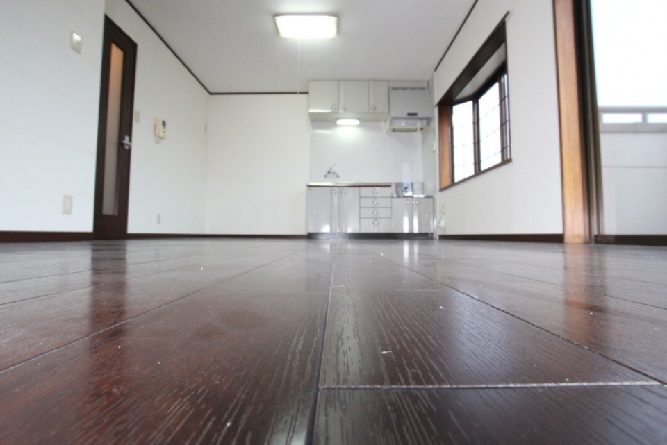 建具・床はこげ茶色、室内を少し高級感ある雰囲気にさせます。