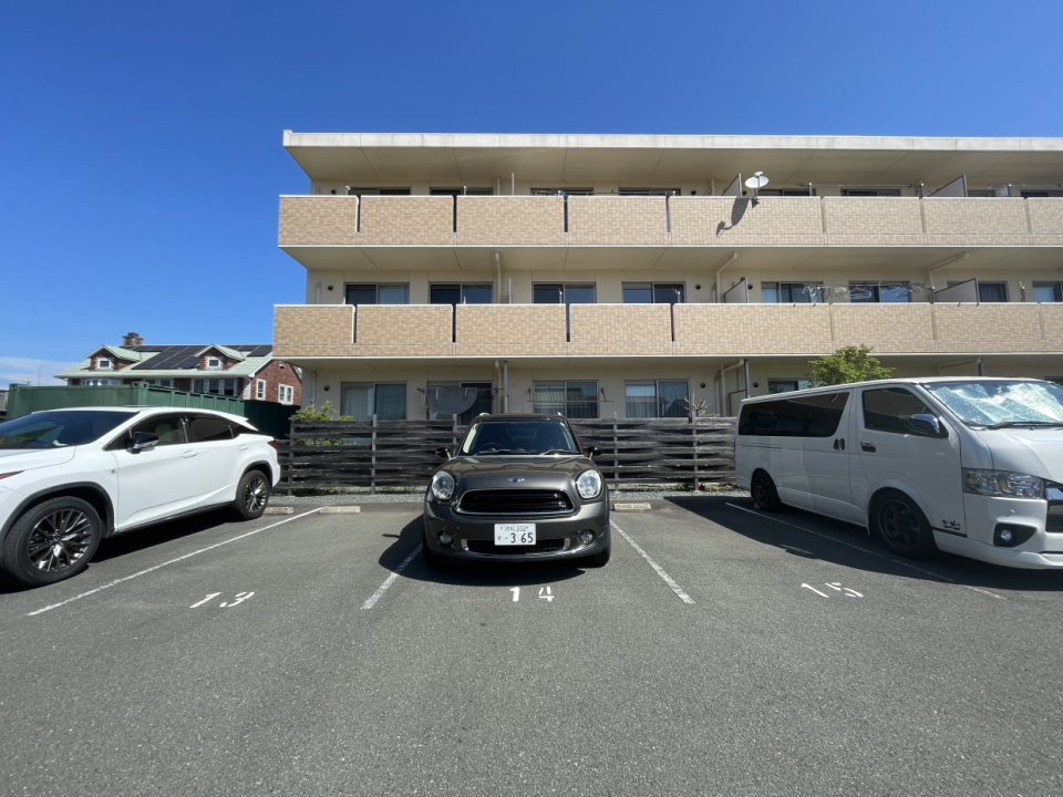 駐車場はバルコニー側