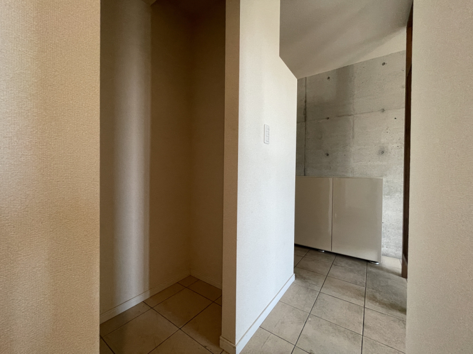 右側に土間続きの小部屋があります
