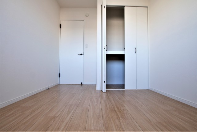 寝室は白い建具にナチュラルブラウンの床、シンプル！