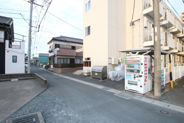 前の道路はちょっと狭め。