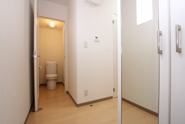 玄関は入って正面はトイレ。右には大きなシューズボックスが