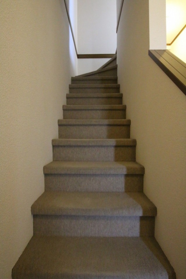 階段は、絨毯張りなので、足音静か。