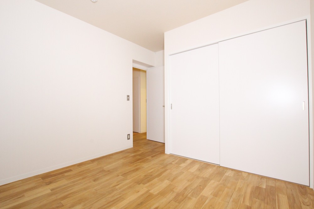 落ち着く洋室も白１色に統一の壁。