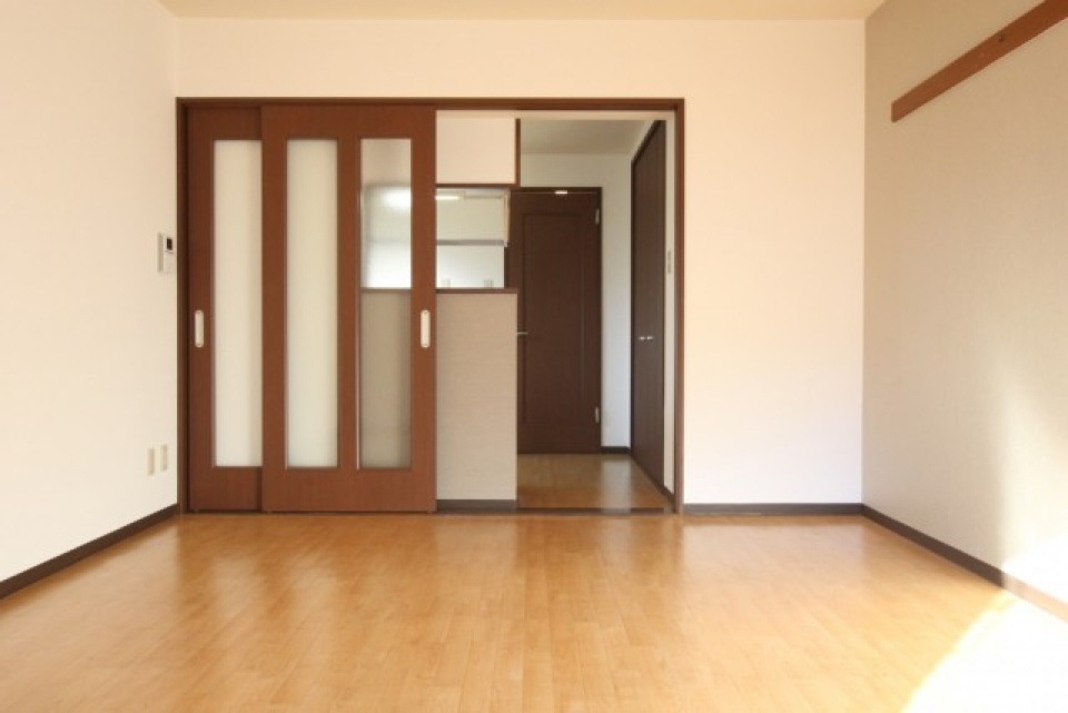 扉を開けると一人暮らしサイズの対面式キッチン！