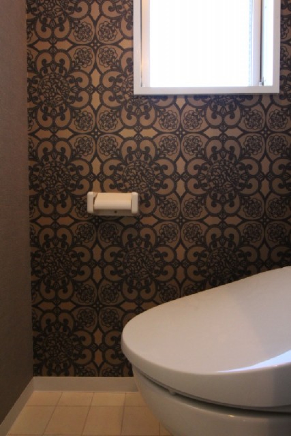 トイレの壁紙がよりクラシカルな雰囲気にさせる。