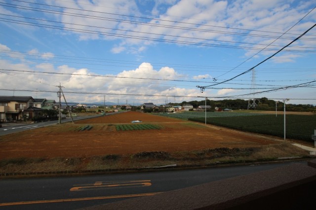 玄関ドアを開ければ見えるのは「田舎風景」。