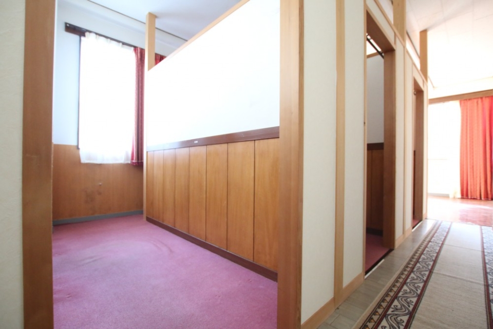 3つ並んだ個室の床は絨毯。