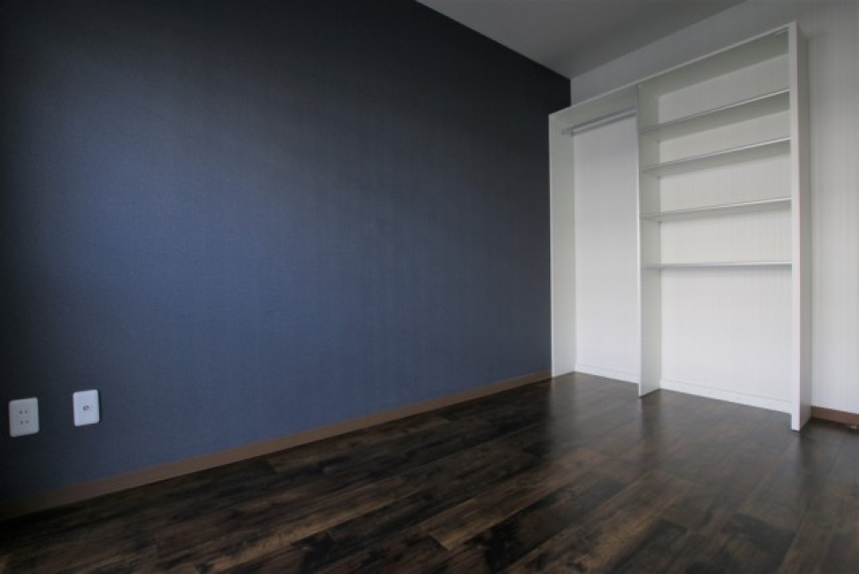 6帖の洋室。壁がシックな深藍色。