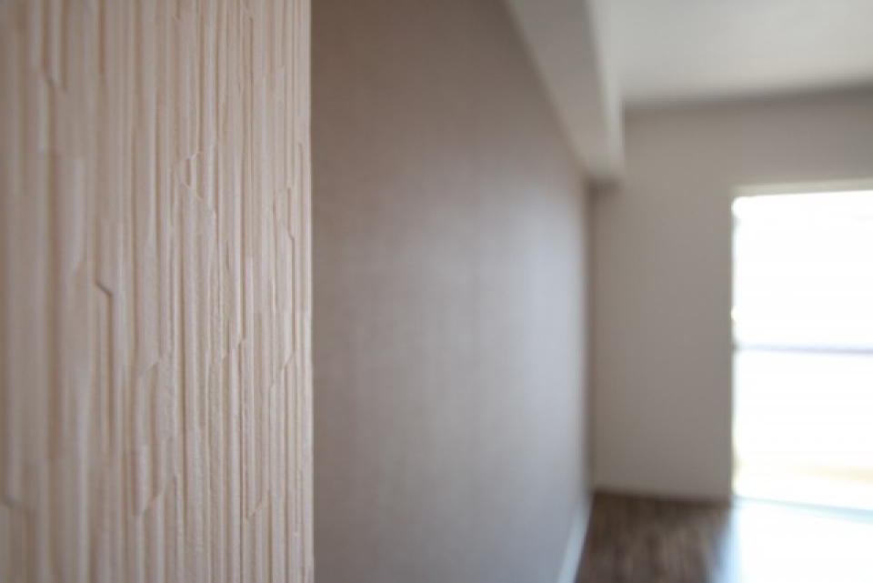 白い壁のクロスはよく見ると和紙の様な凹凸感あり。