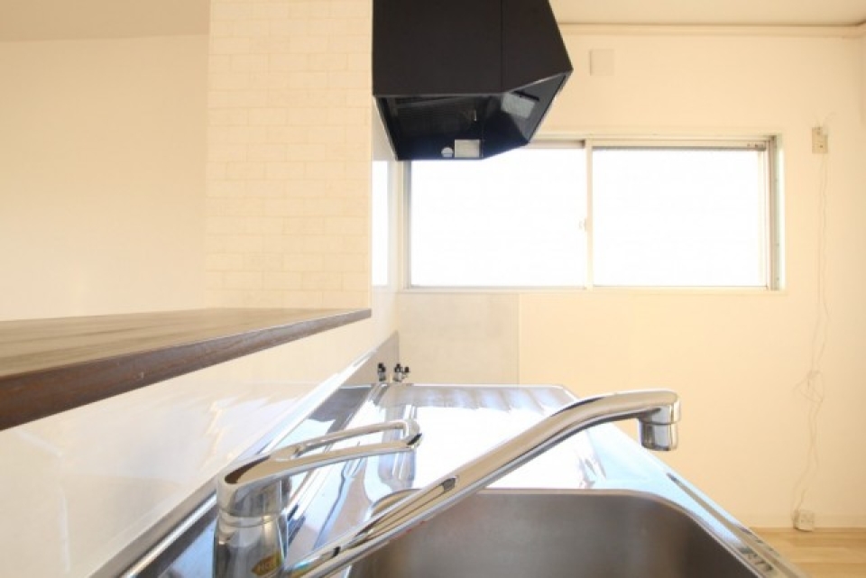 角部屋の特権、＋αの窓がキッチン空間に光を取り入れる。