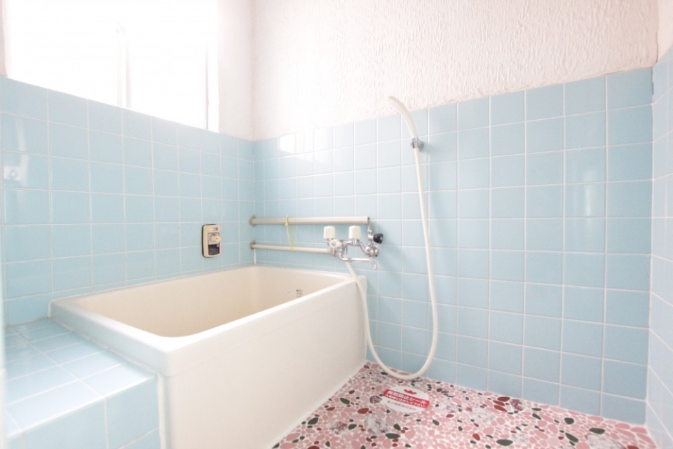 お風呂のタイルも完璧な昭和が残る。