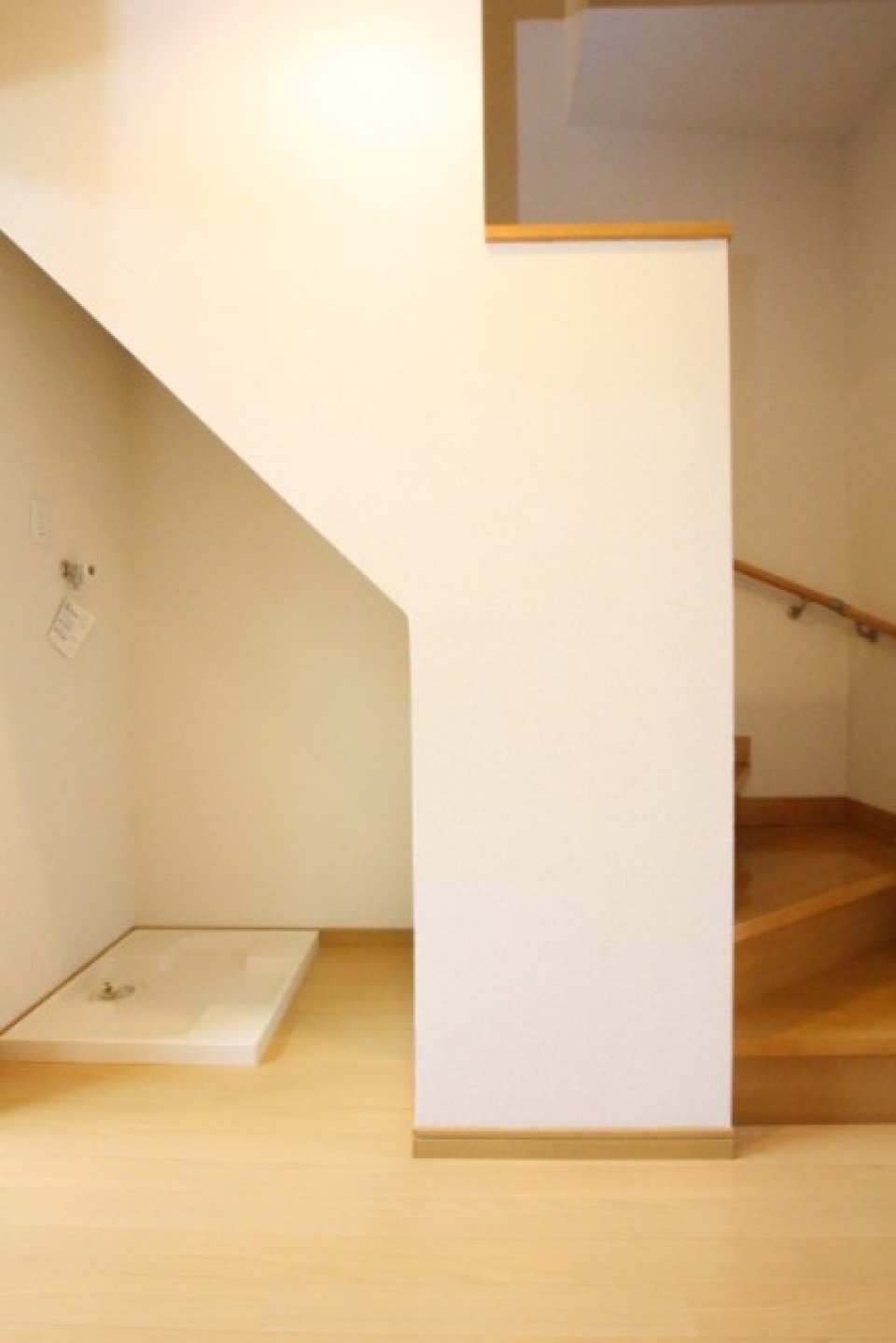 階段下スペースを有効活用、洗濯機の大きさには注意を。
