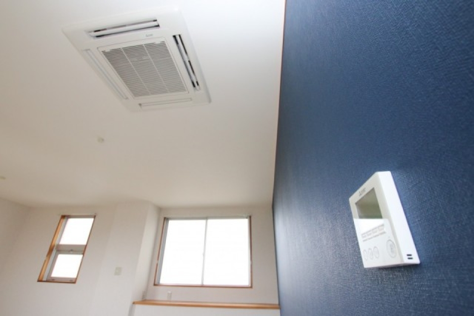 エアコンは天井の埋め込み式。