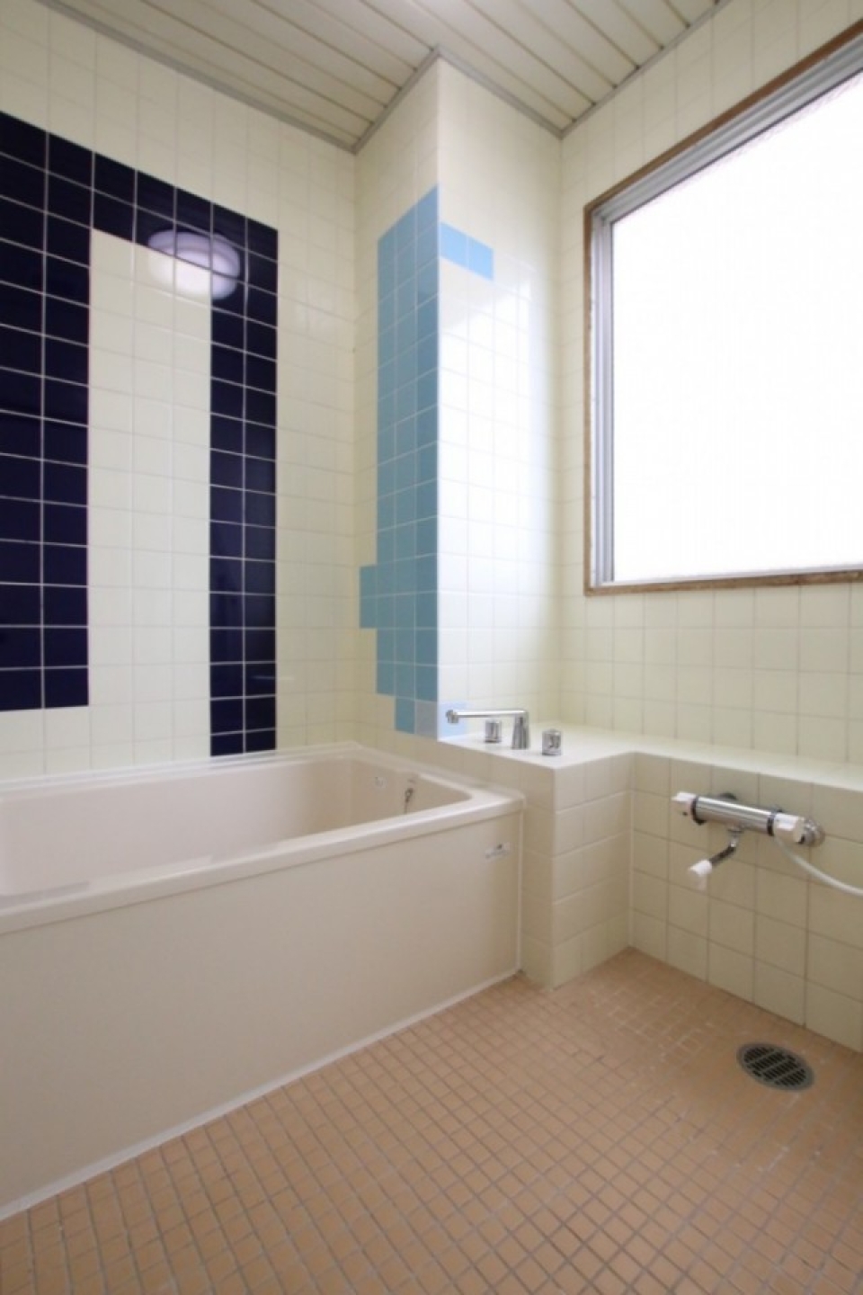 浴室は、タイル張りです！個性的なデザイン！藍色が雰囲気にマッチしています