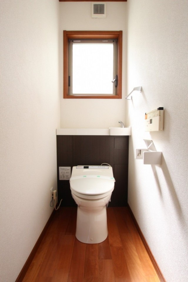 トイレは各階に1ヶ所ずつ、共にシャワートイレ付き。