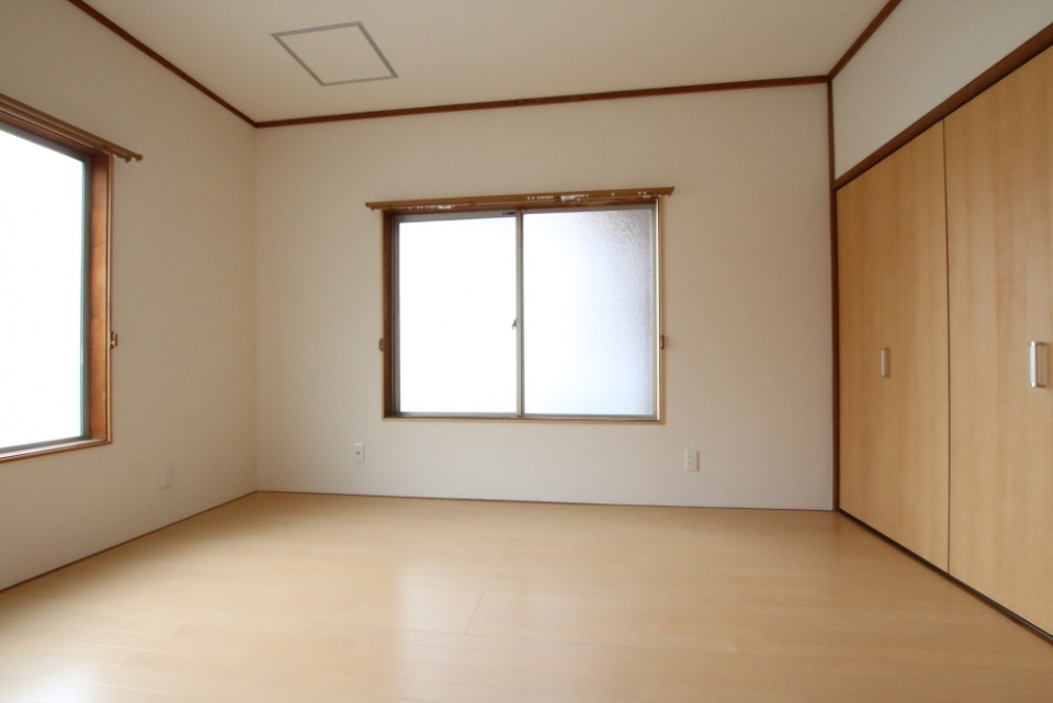 寝室には、収納スペースと2面の窓が付いています。