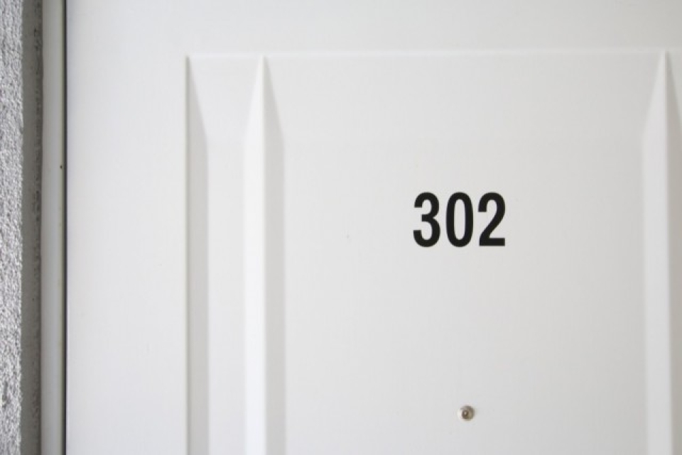 玄関ドアの部屋ナンバーはステンシル。