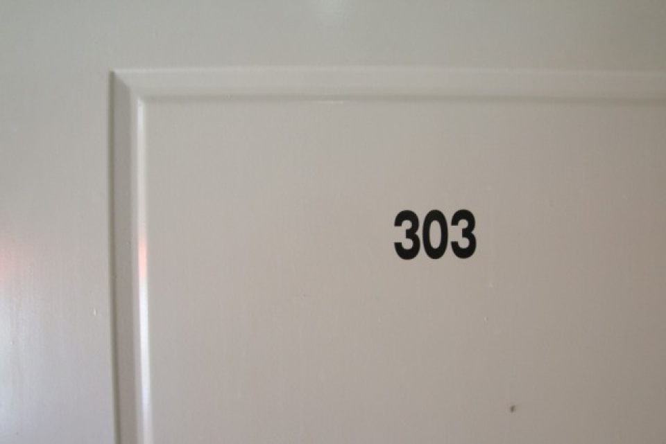 玄関ドアにはステンシルの部屋ナンバー。