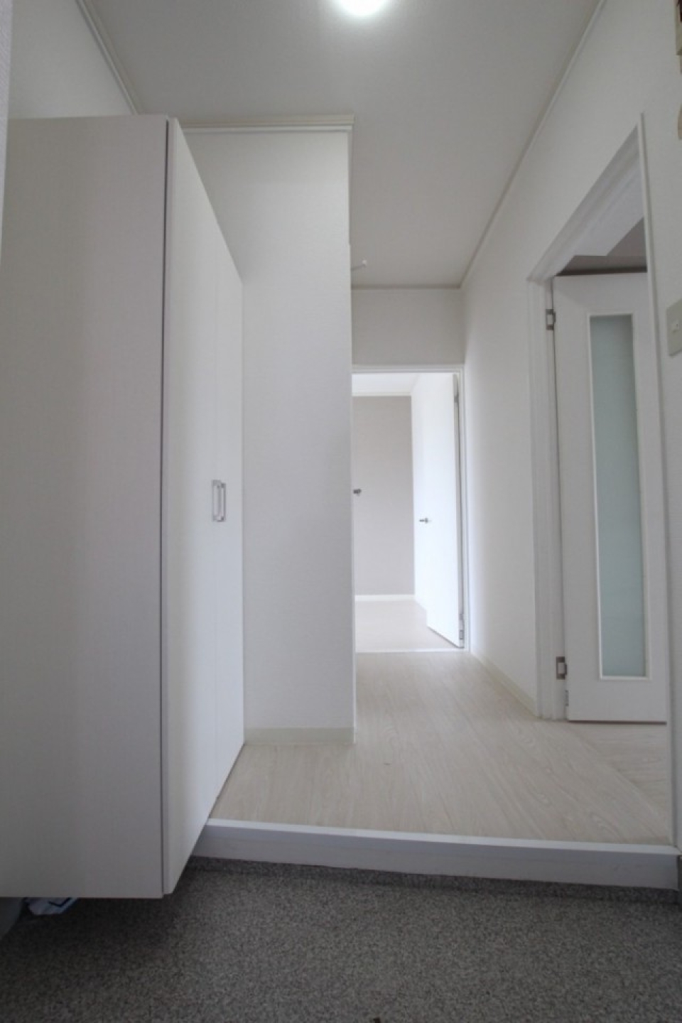白い室内空間のスタートは玄関扉を開けた瞬間から。