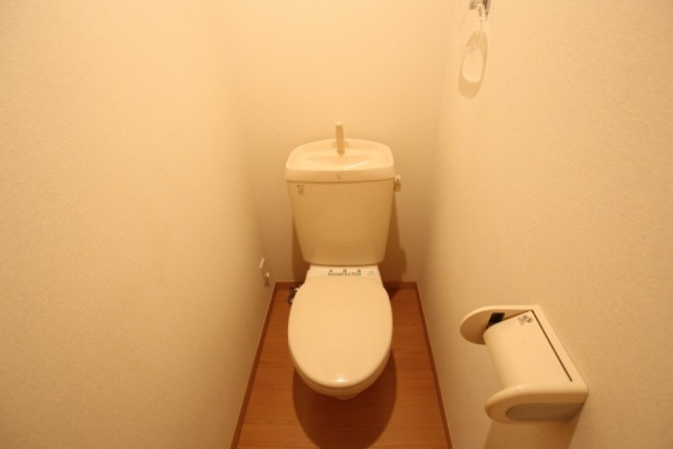 コンセント有、シャワートイレの設置可能。