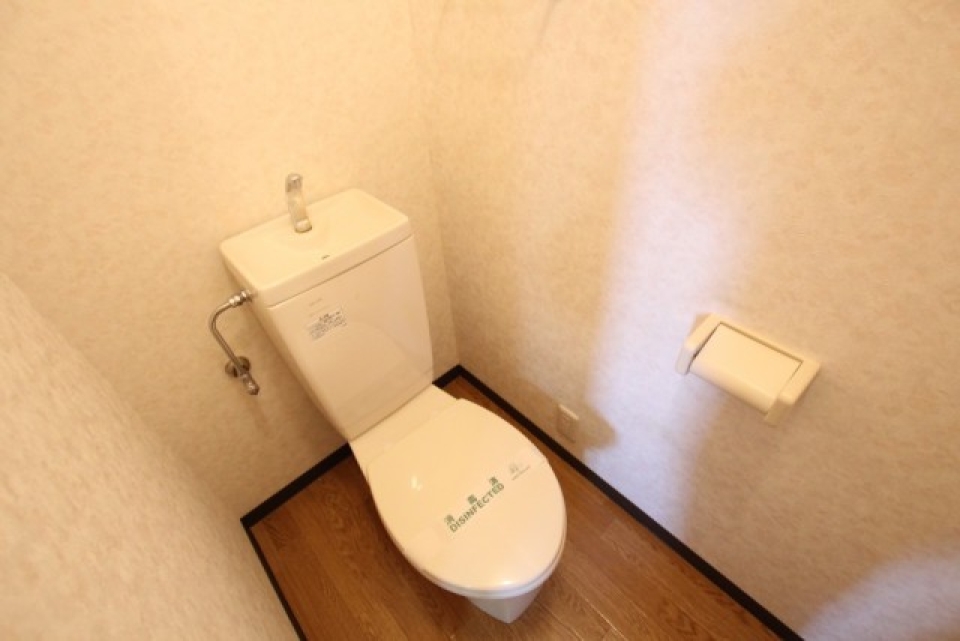 トイレにはコンセントがありシャワートイレの設置可能。